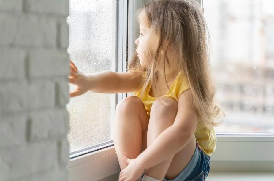 niña observando por la ventana sensibilidad altas capacidades