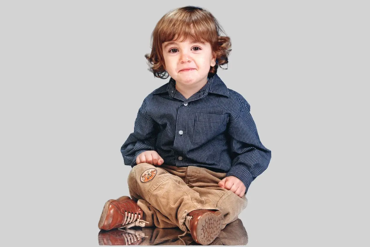 Niño pequeño sentado mirando a cámara, representando la infancia y el desarrollo de niños con altas capacidades