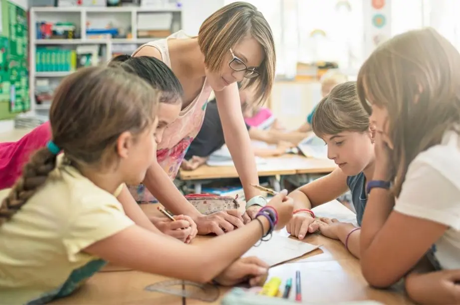Alumnos de Primaria realizando una actividad en el aula con su profesora