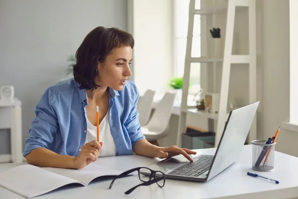 Docente realizando un curso online con ordenador portátil