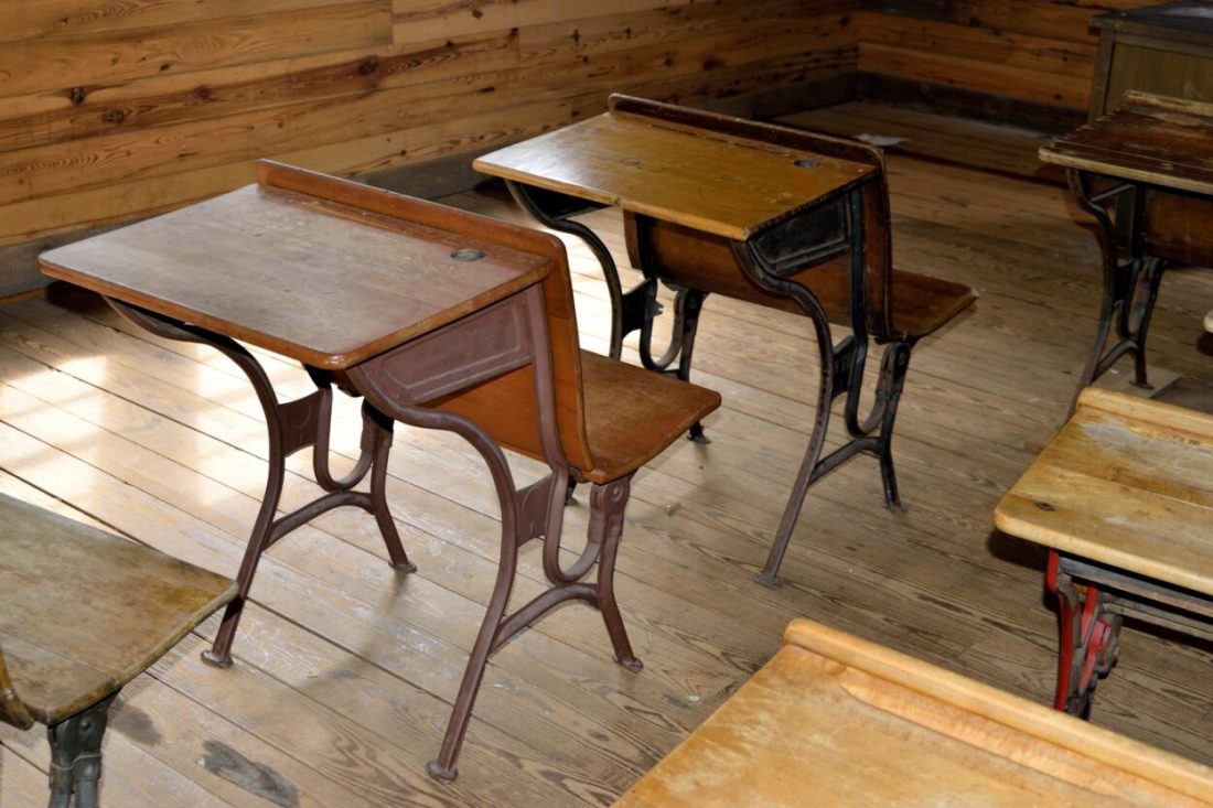 Pupitre de madera antiguo