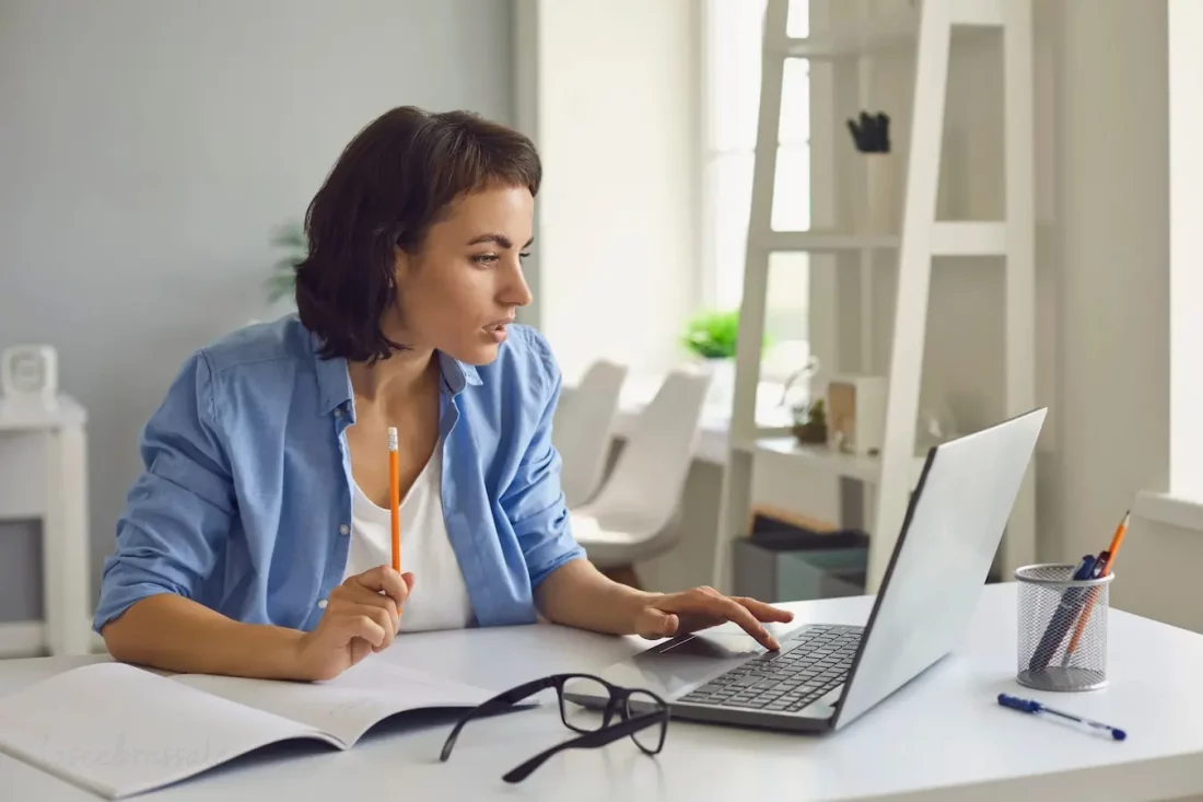 Docente realizando un curso online con ordenador portátil