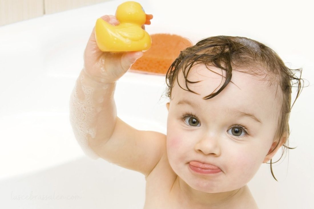 bebé jugando con juguete de baño en la bañera
