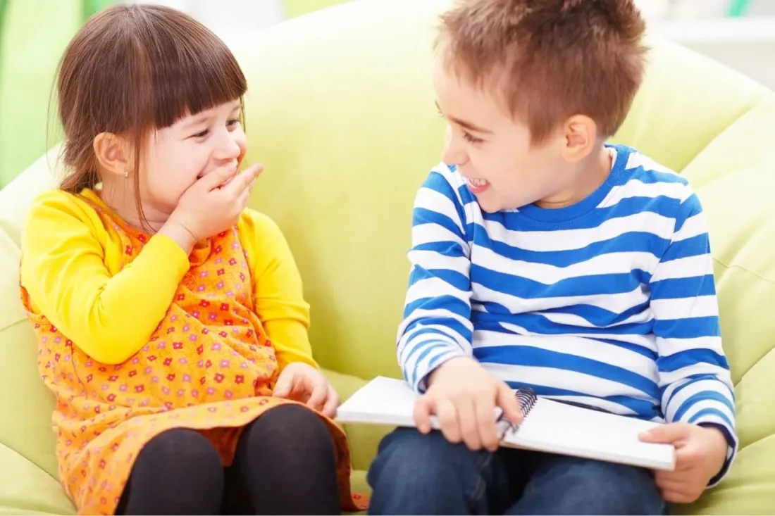 Dos niños practicando trabalenguas y divirtiéndose mientras mejoran el lenguaje.